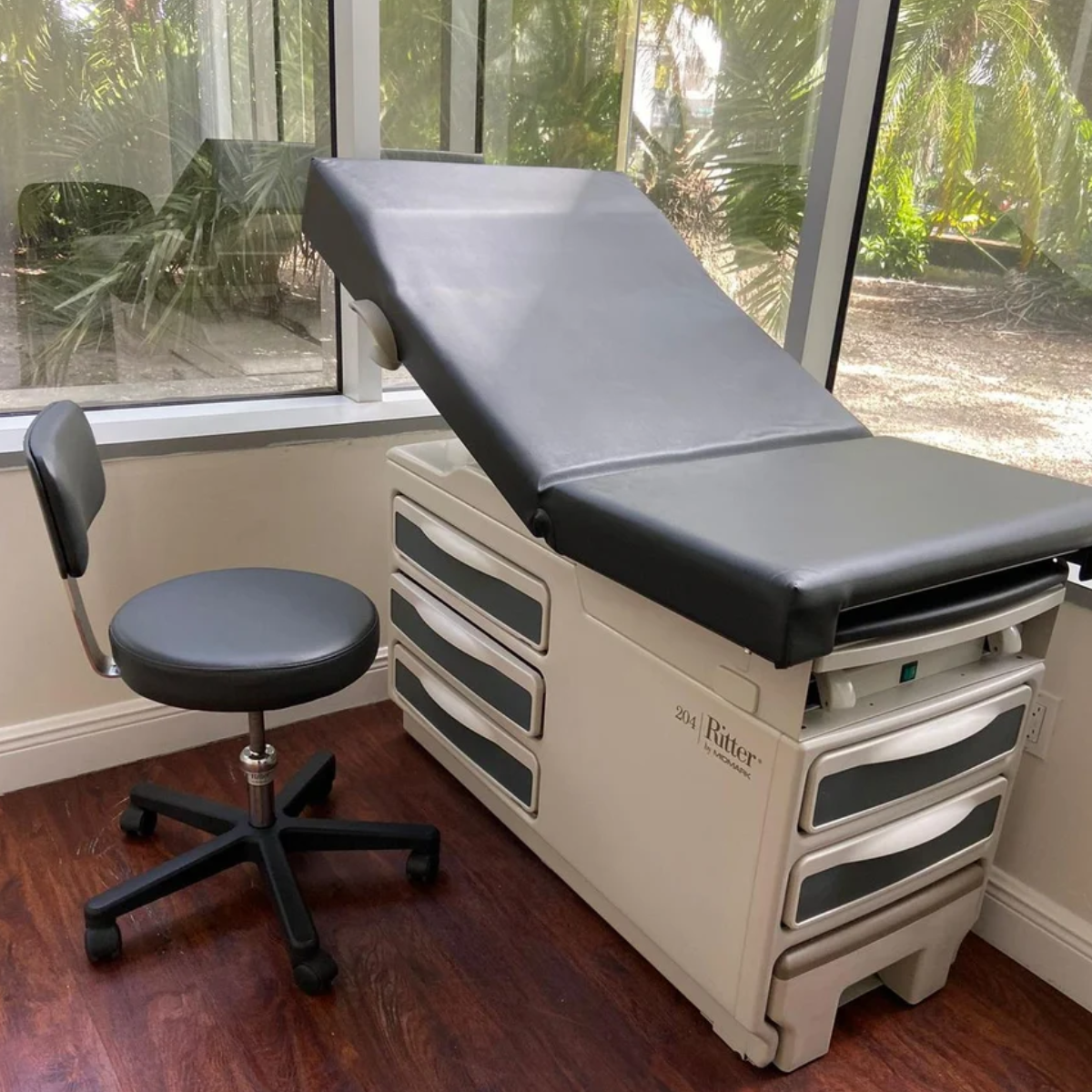 Midmark 204 Refurbished Medical Exam Table with Doctor's Stool